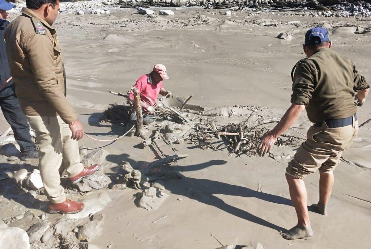 Hindistan’daki sel felaketinde 7 kişinin cansız bedenine ulaşıldı