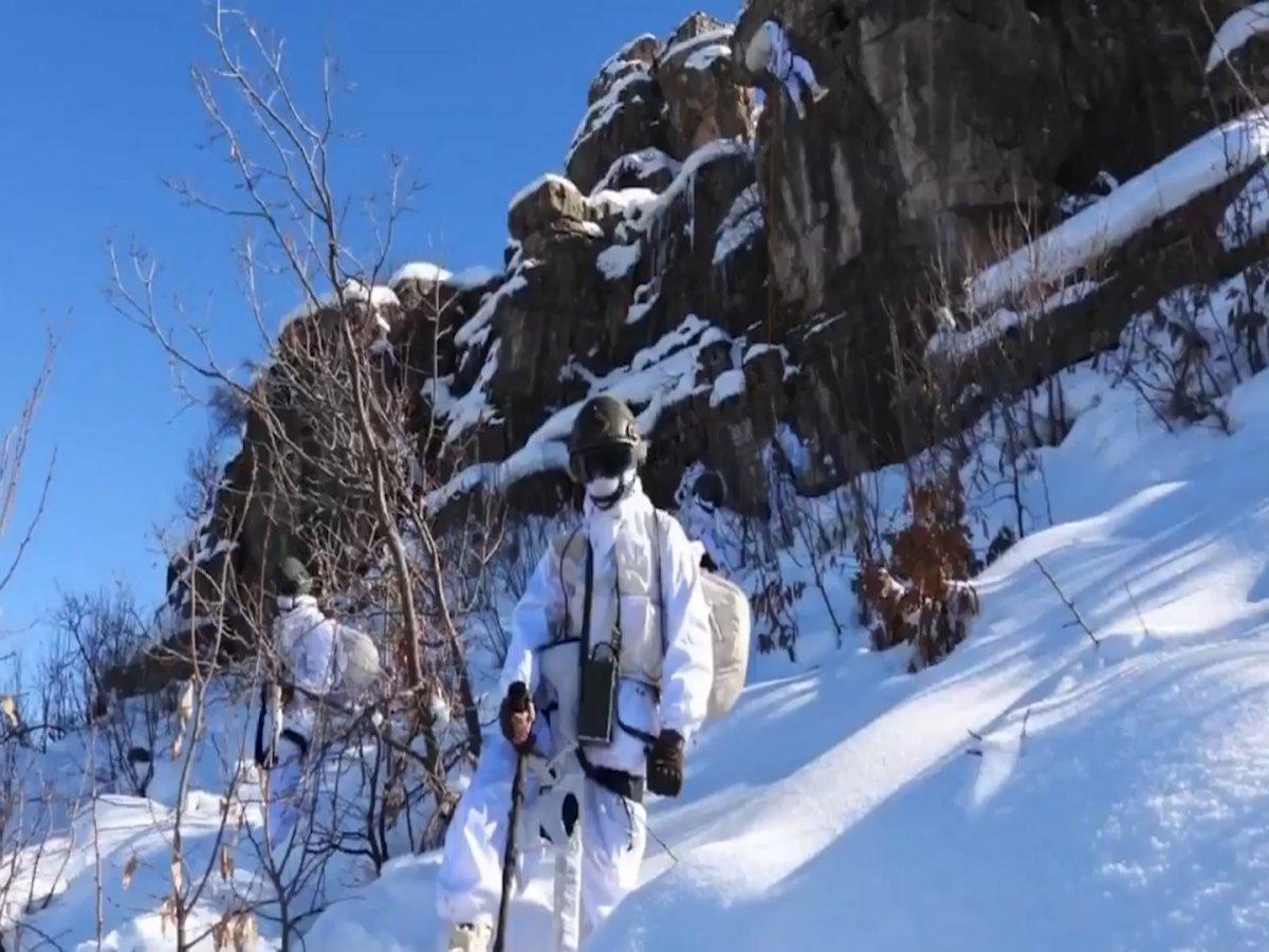 MSB, komandoların zorlu kış şartlarındaki terörle mücadelesini paylaştı