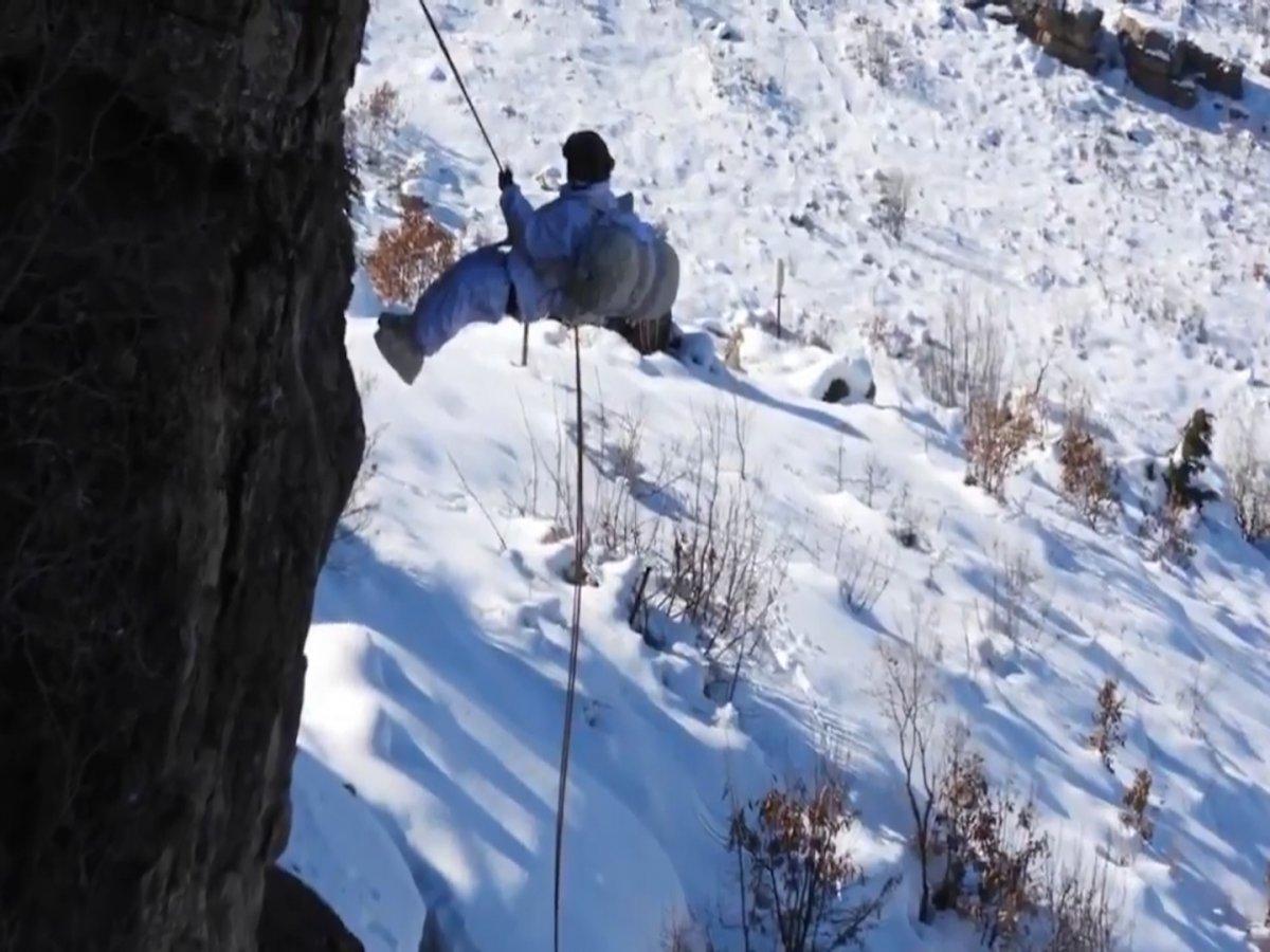 MSB, komandoların zorlu kış şartlarındaki terörle mücadelesini paylaştı