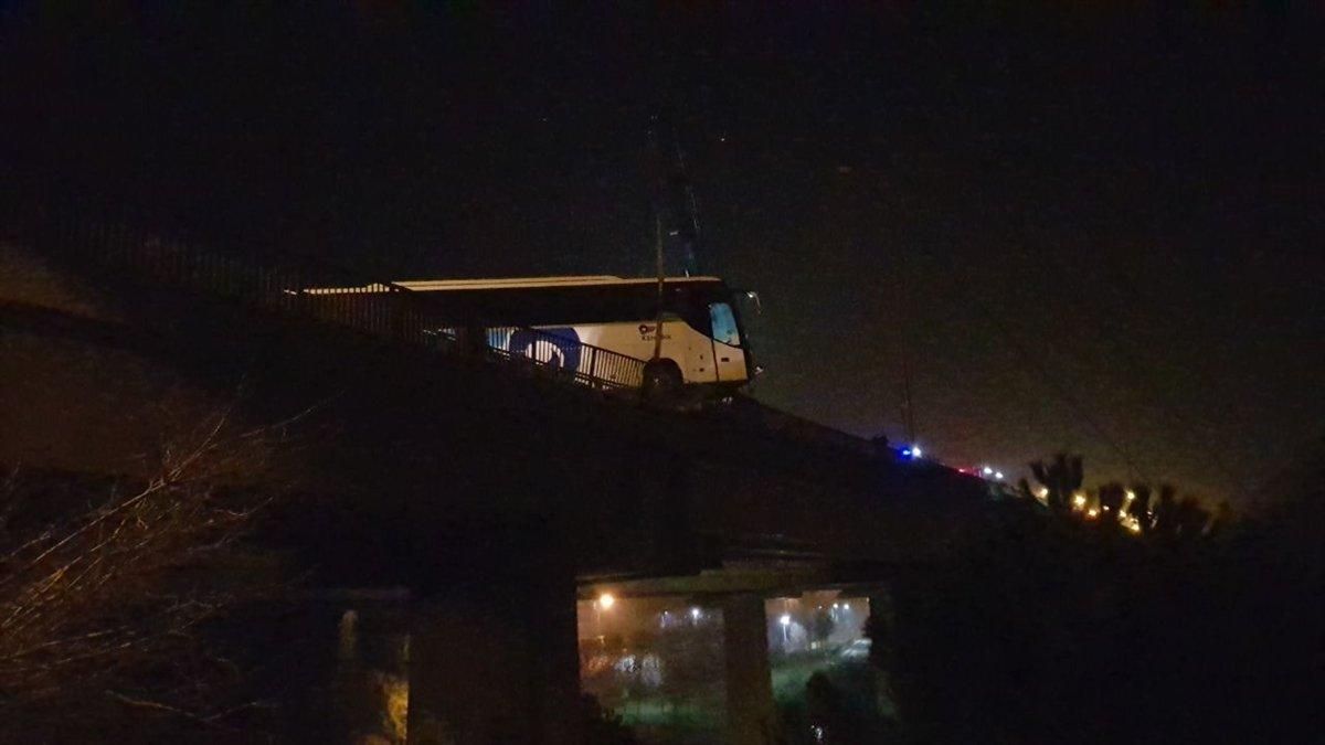 Kocaeli'de refüje çarpan otobüsün viyadükte asılı kalması faciayı önledi