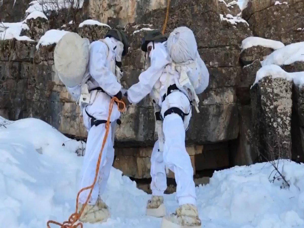 MSB, komandoların zorlu kış şartlarındaki terörle mücadelesini paylaştı