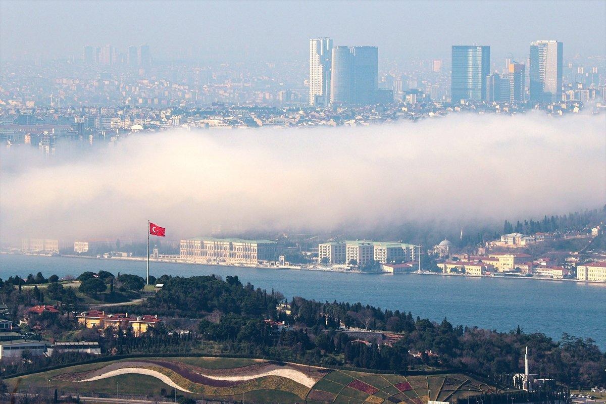 İstanbul'daki sisli hava, kartpostallık manzaralar oluşturdu