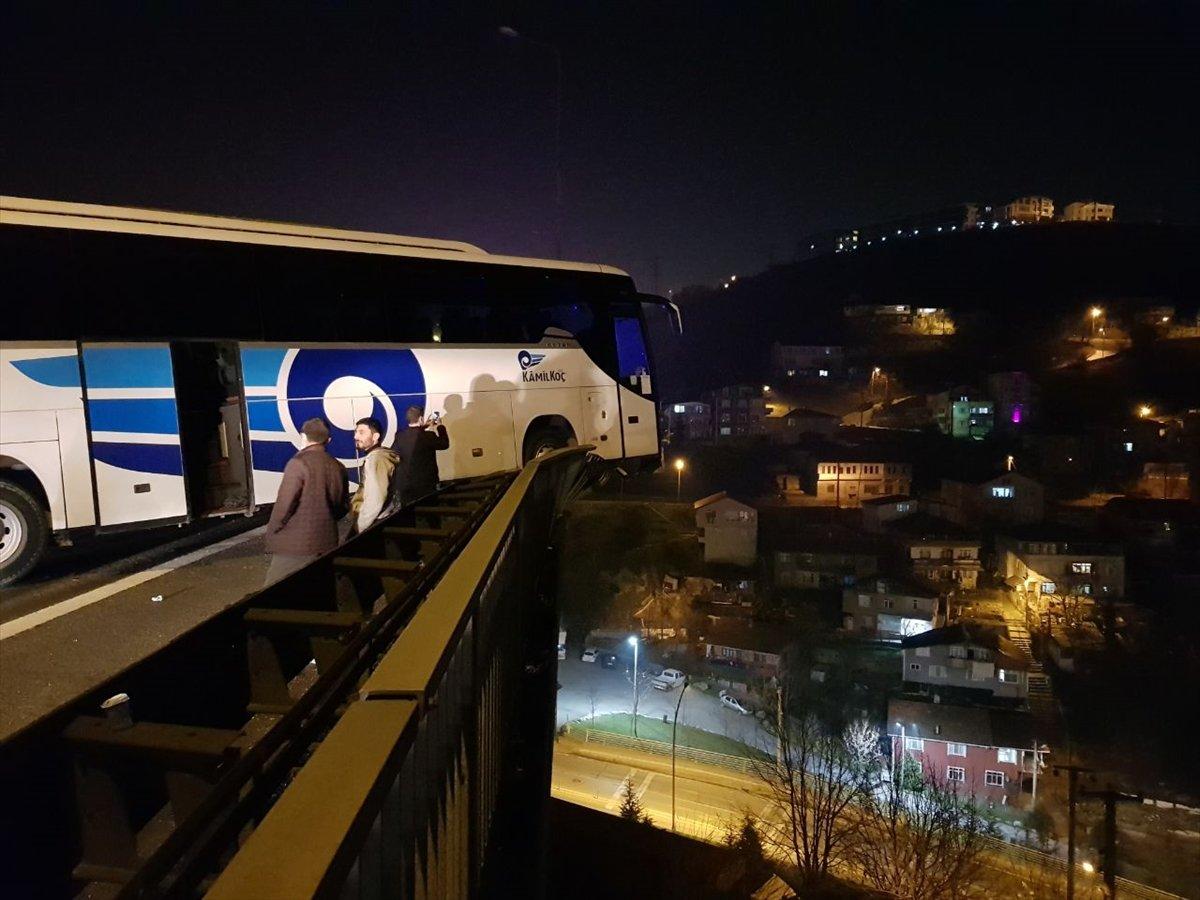 Kocaeli'de refüje çarpan otobüsün viyadükte asılı kalması faciayı önledi