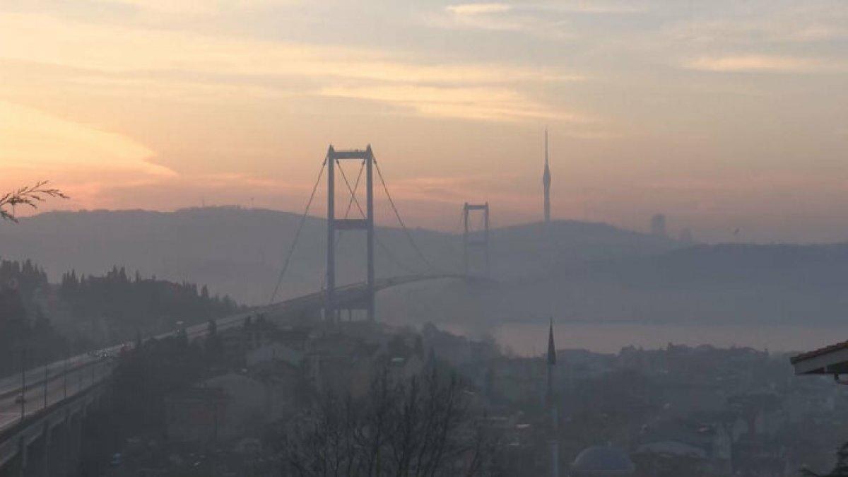 İstanbul'daki sisli hava, kartpostallık manzaralar oluşturdu