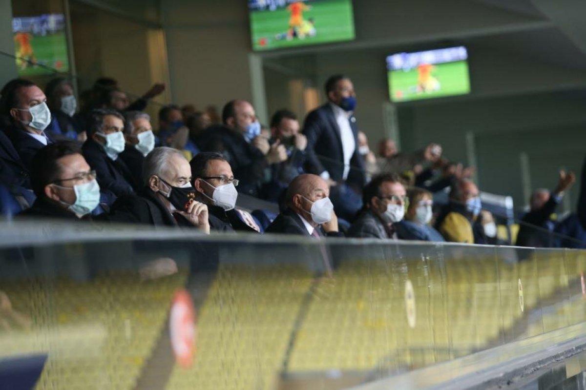 Derbide protokol tribününde gerginlik