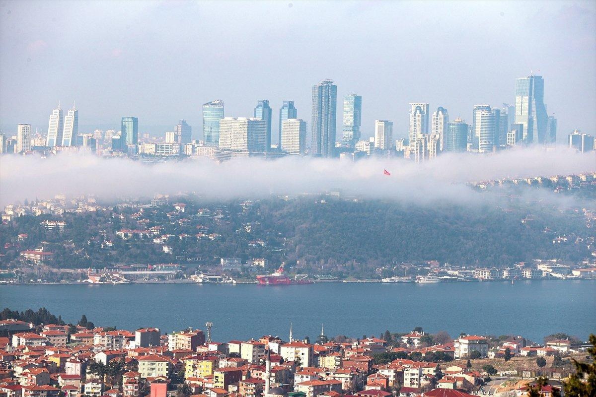 İstanbul'daki sisli hava, kartpostallık manzaralar oluşturdu