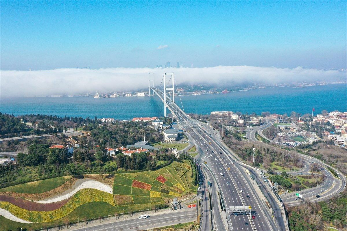 İstanbul'daki sisli hava, kartpostallık manzaralar oluşturdu