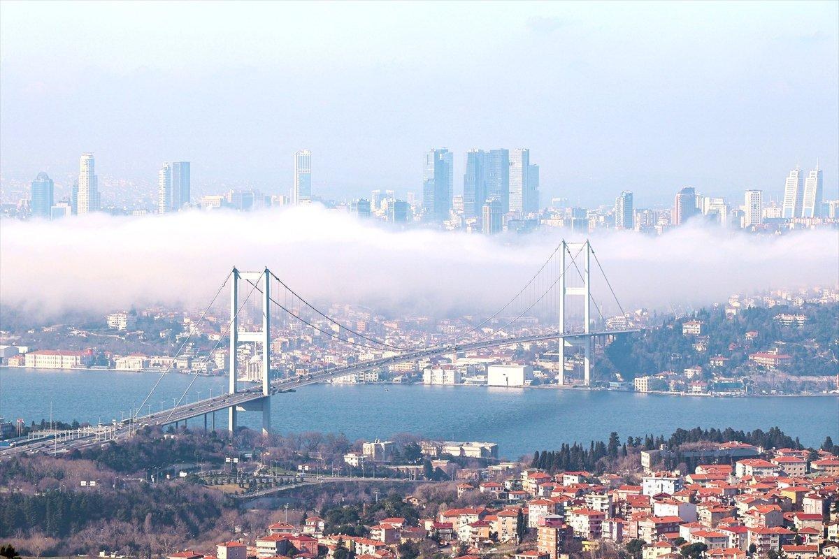 İstanbul'daki sisli hava, kartpostallık manzaralar oluşturdu