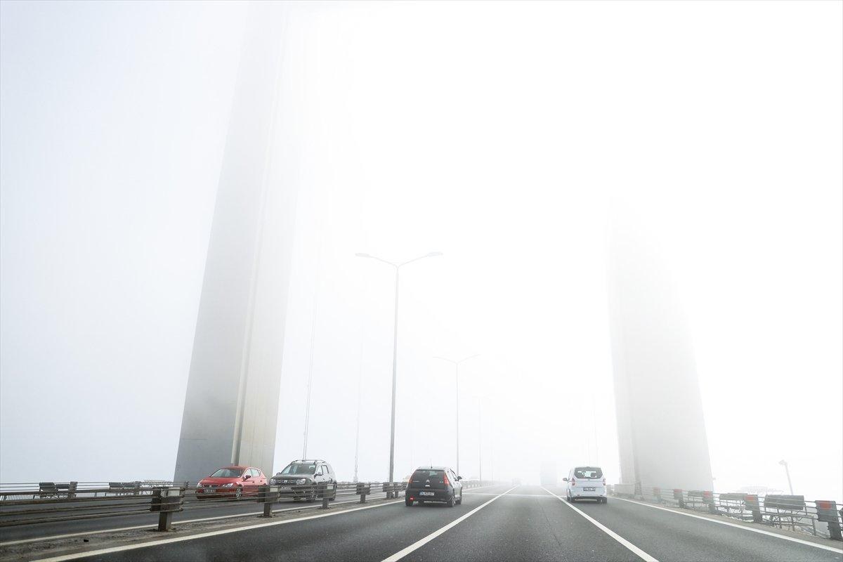 İstanbul'daki sisli hava, kartpostallık manzaralar oluşturdu