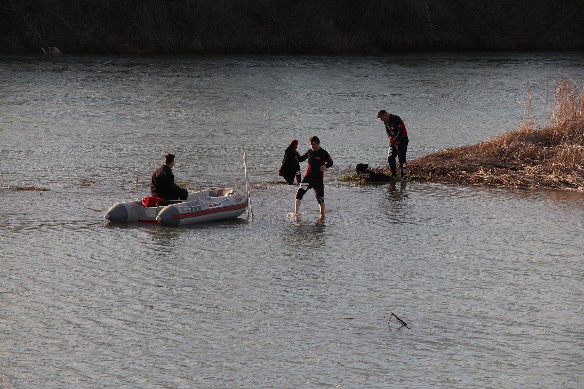 Tokat'ta çayda mahsur kalan köpek botla kurtarıldı