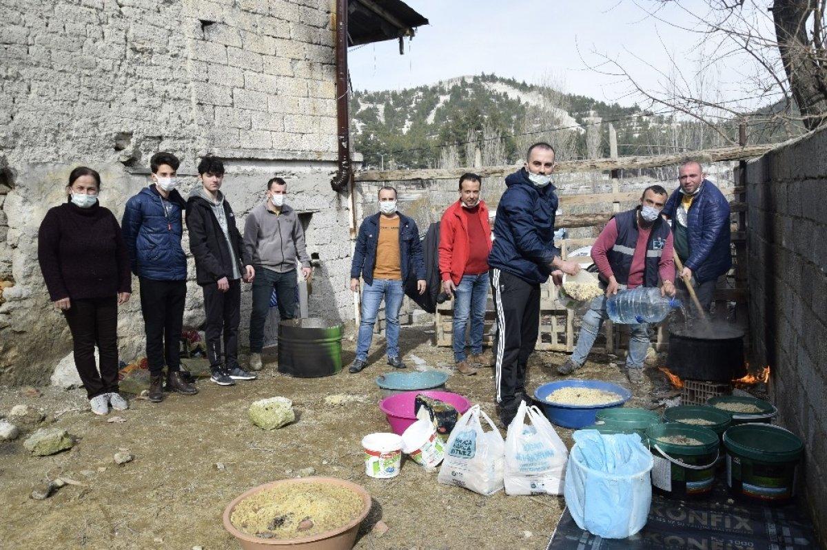 Burdur'da, yemek kazanları sokak hayvanları için kaynadı