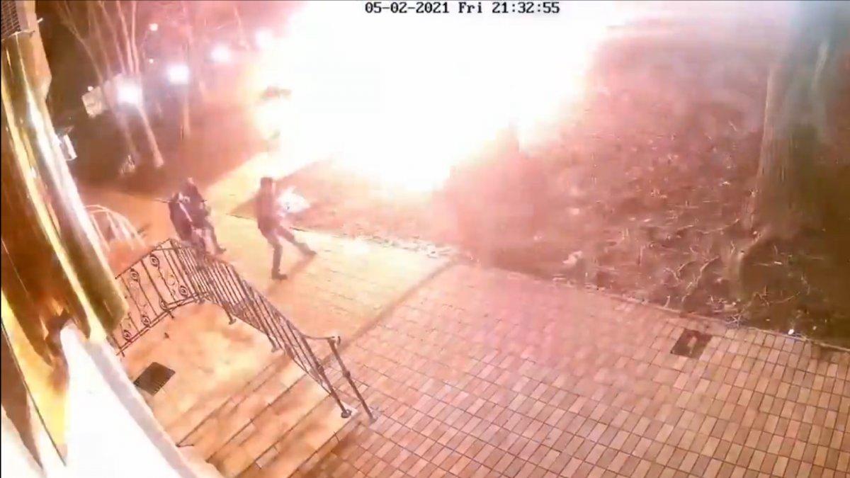 Rusya'da araçtan fırlayan kaput 3 kişiyi teğet geçti