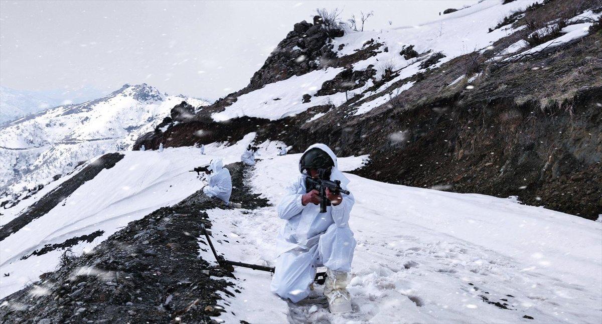 Mehmetçik, operasyona eşlik eden köpeği sırtında taşıdı