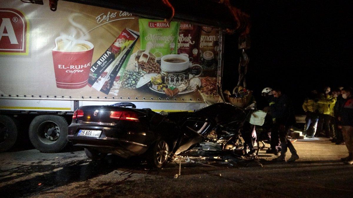 Gaziantep’te otomobil tıra çarptı 2 kişi hayatını kaybetti