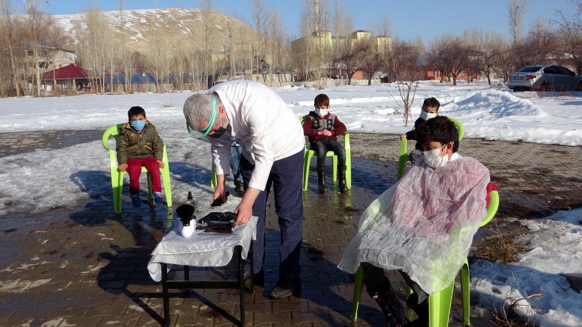 Vanlı muhtar yüz yüze eğitim öncesi, evleri dolaşıp çocukları tıraş ettirdi