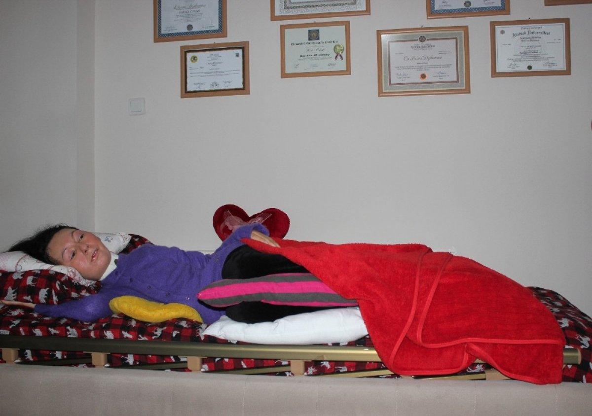 İzmirli SMA Tip 2 hastası Hatice Özkan, 6'ncı lisans eğitimini alıyor