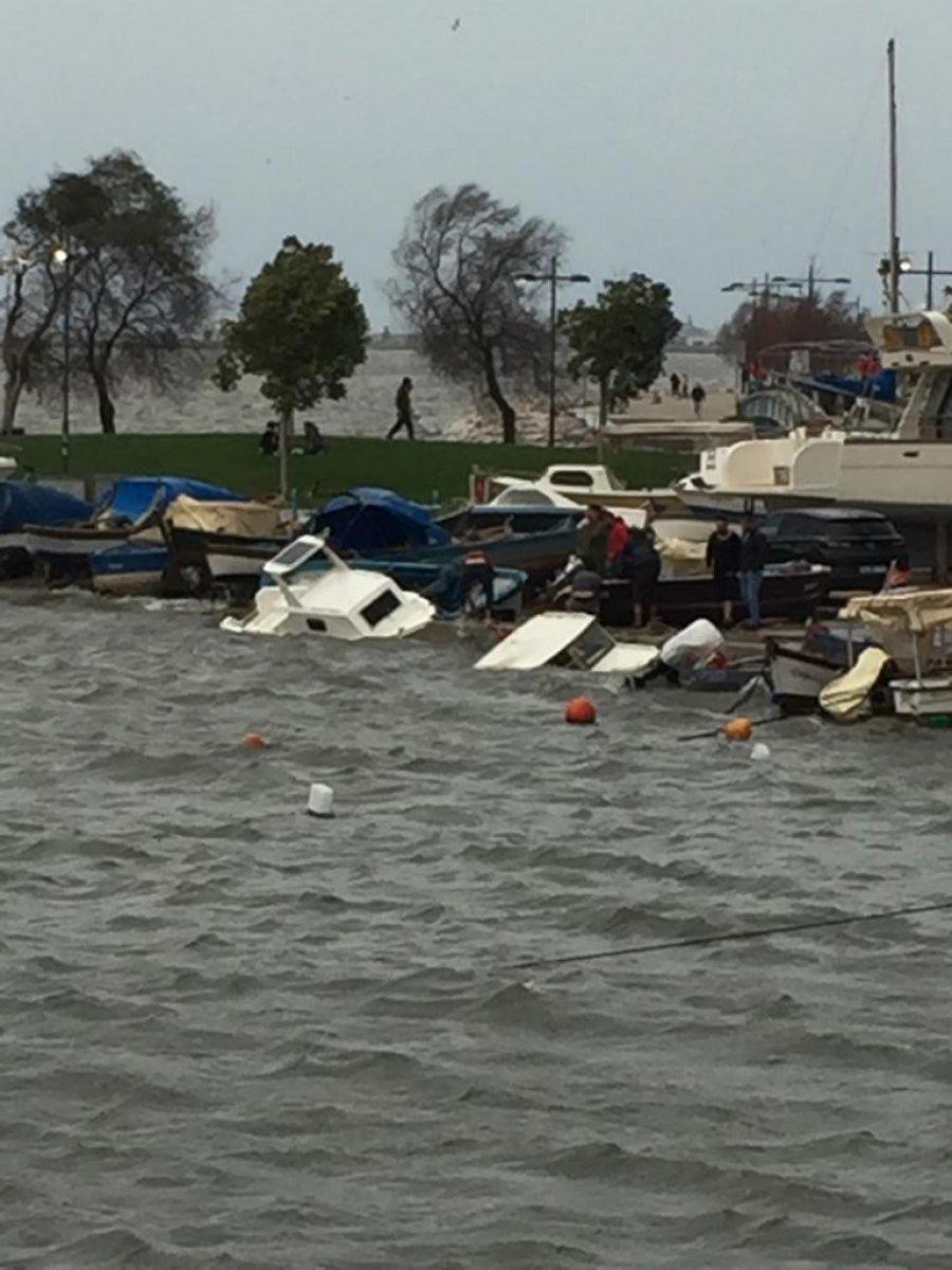 İzmir’de fırtına denizi taşırdı