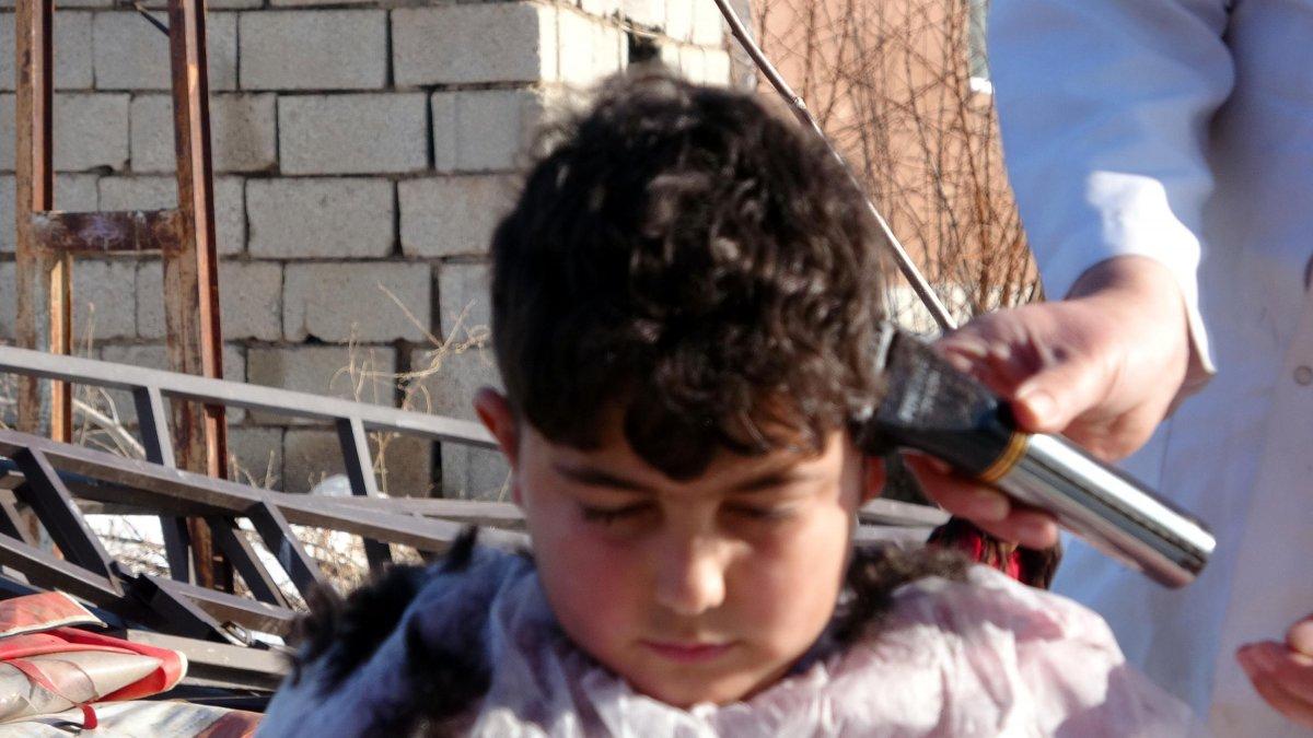 Vanlı muhtar yüz yüze eğitim öncesi, evleri dolaşıp çocukları tıraş ettirdi