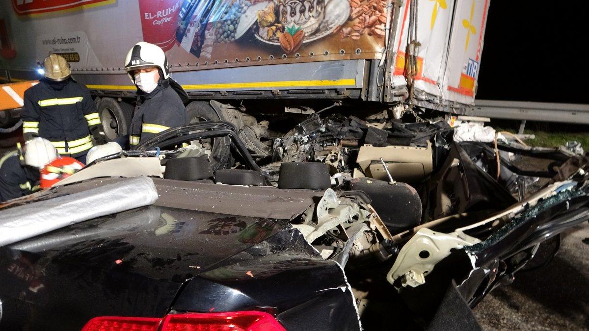 Gaziantep’te otomobil tıra çarptı 2 kişi hayatını kaybetti