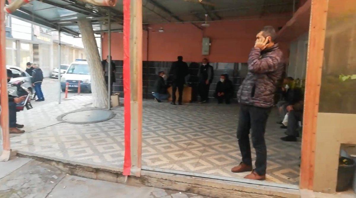 Manisa'da kahvehane önünde alkol alan 10 kişiye ceza