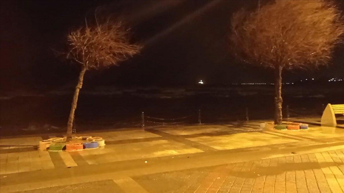 İstanbul'da fırtına etkisini gösteriyor