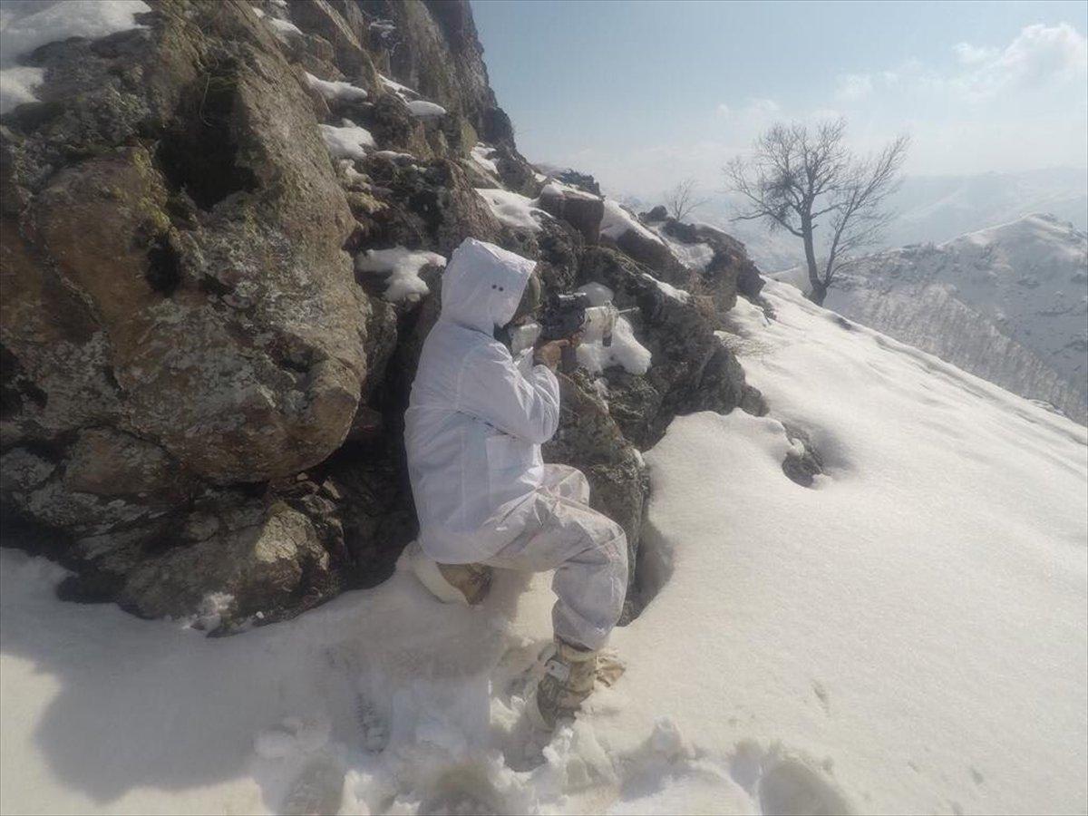 Mehmetçik, operasyona eşlik eden köpeği sırtında taşıdı