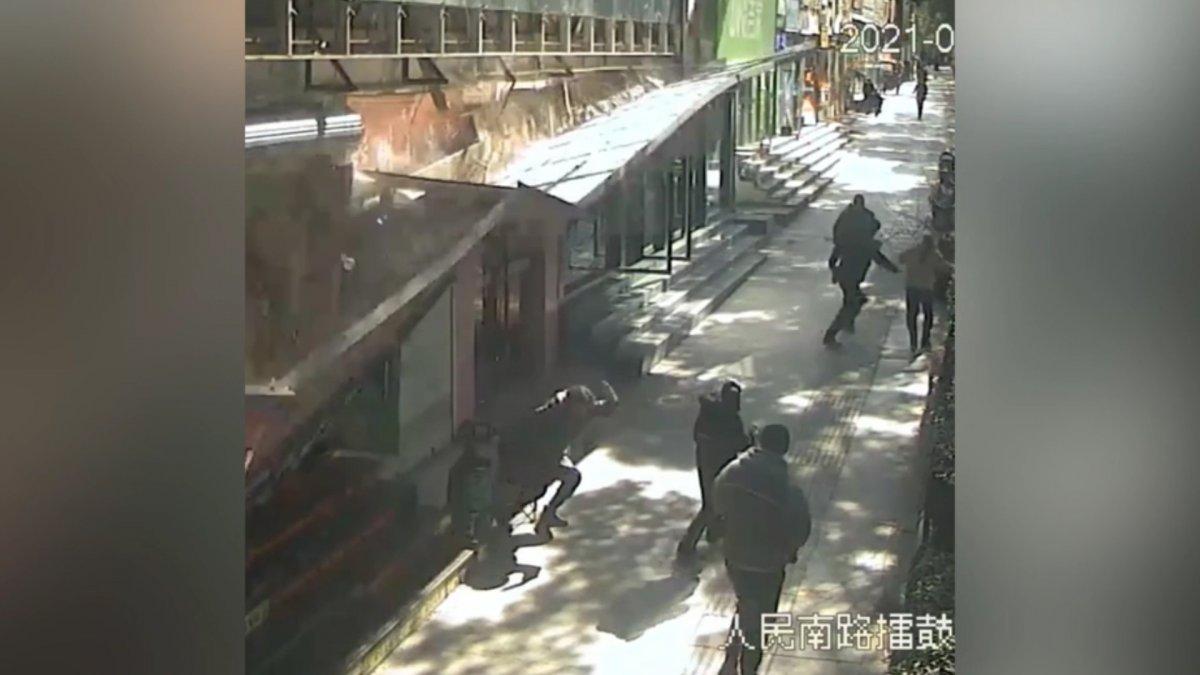 Çin’de iki reklam panosu kadının üzerine düştü