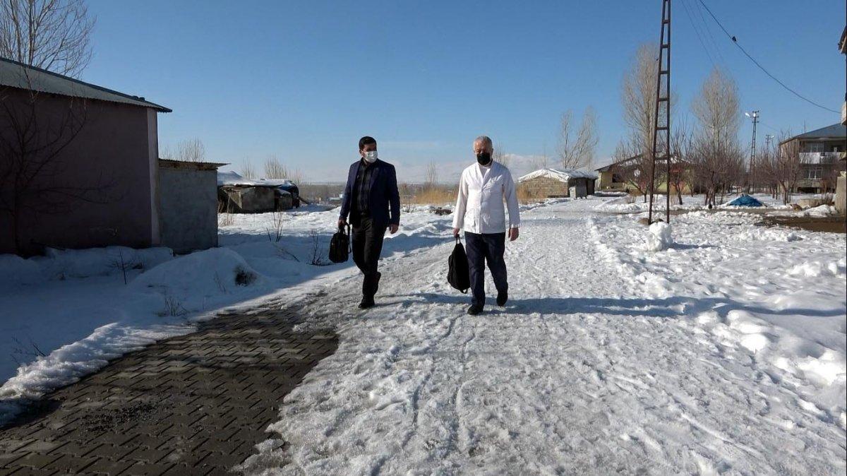 Vanlı muhtar yüz yüze eğitim öncesi, evleri dolaşıp çocukları tıraş ettirdi