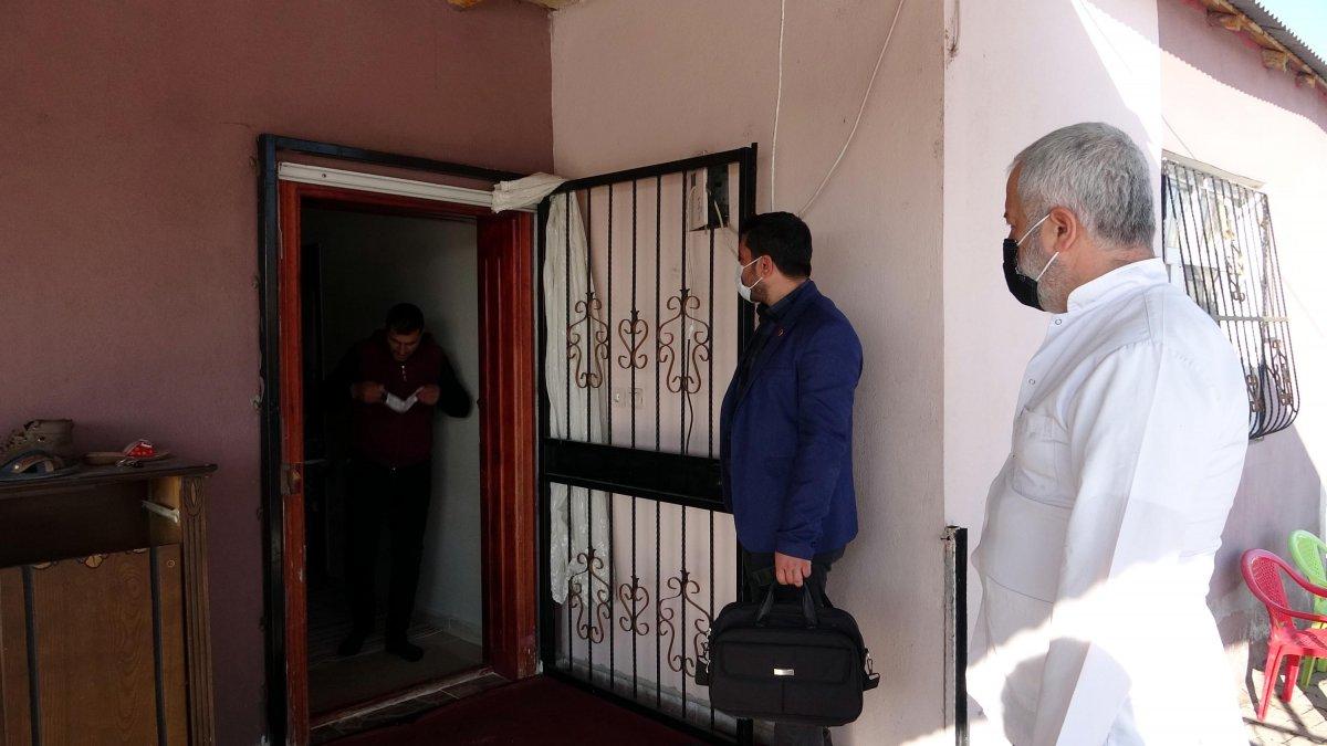 Vanlı muhtar yüz yüze eğitim öncesi, evleri dolaşıp çocukları tıraş ettirdi