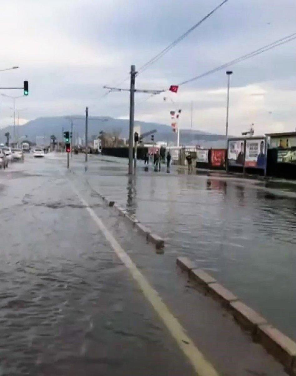 İzmir’de fırtına denizi taşırdı