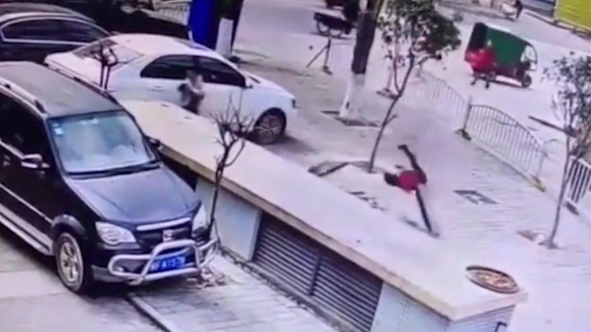 Çin'de rögara torpil atan çocuk havaya uçtu