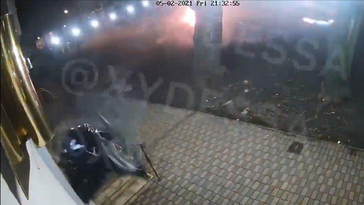 Rusya'da araçtan fırlayan kaput 3 kişiyi teğet geçti