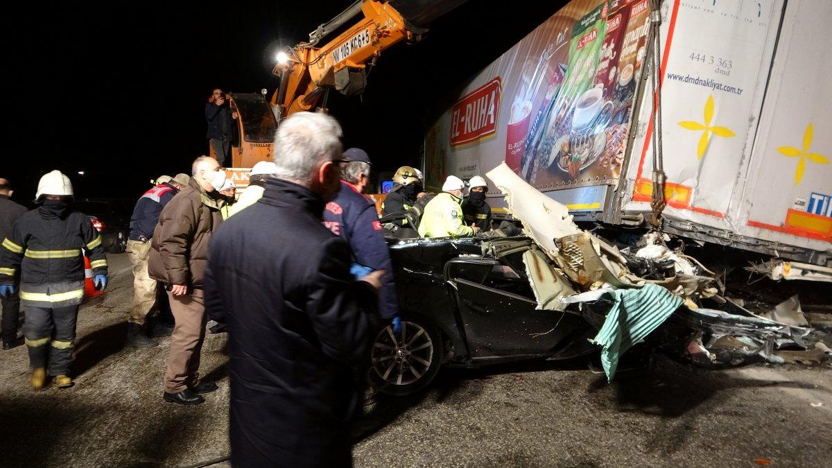 Gaziantep’te otomobil tıra çarptı 2 kişi hayatını kaybetti