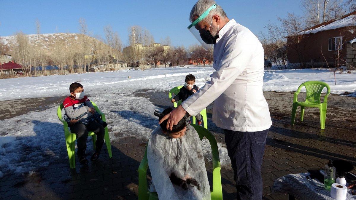 Vanlı muhtar yüz yüze eğitim öncesi, evleri dolaşıp çocukları tıraş ettirdi