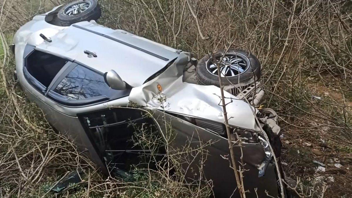 Bursa'da kontrolden çıkan otomobil, çalılık alana uçtu