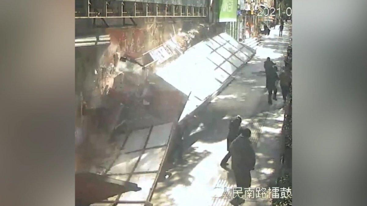 Çin’de iki reklam panosu kadının üzerine düştü