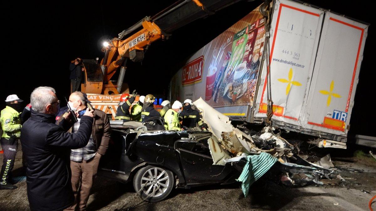 Gaziantep’te otomobil tıra çarptı 2 kişi hayatını kaybetti