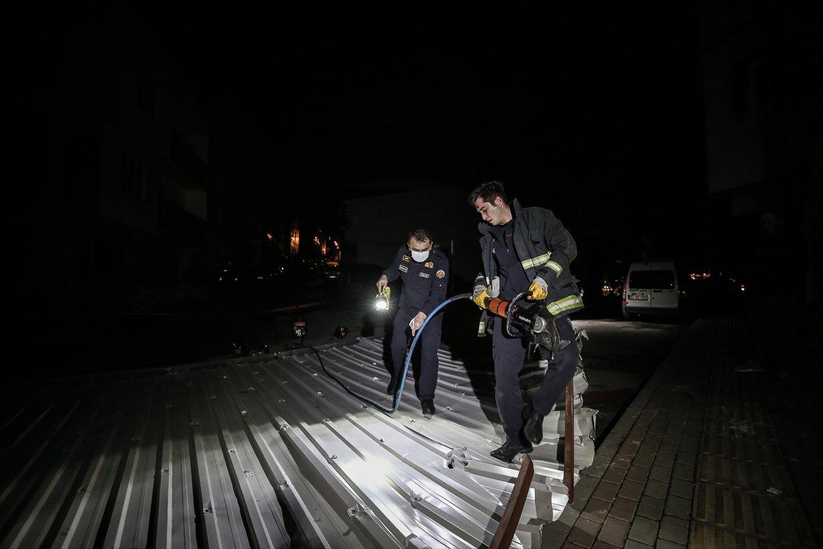 Bursa'da çay içen kişinin üstündeki çatı uçtu