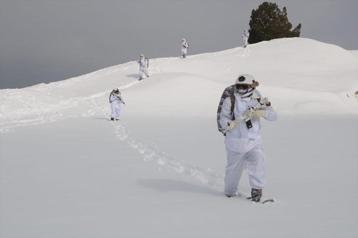 Mehmetçik, 1.5 metre karda teröristlerin izini sürüyor