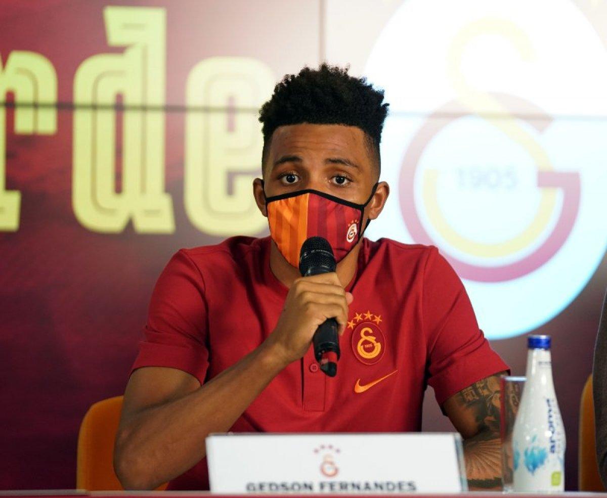 Galatasaray'da yeni transferlerin imza töreni