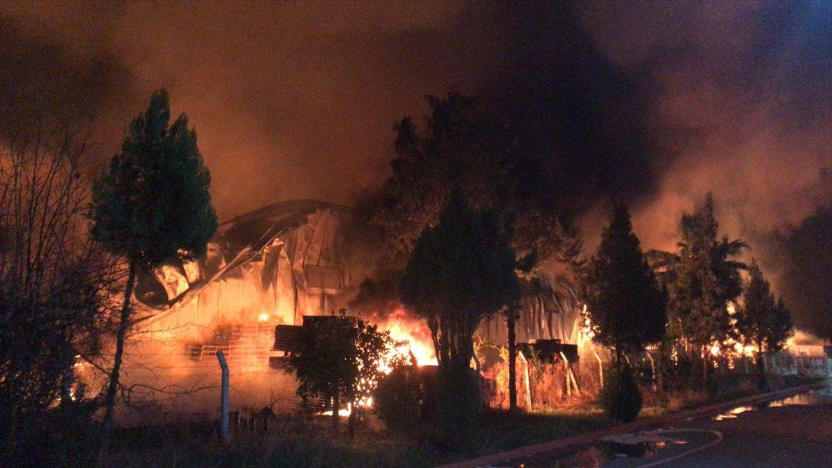 Mersin'de 200 kişinin çalıştığı fabrikada yangın