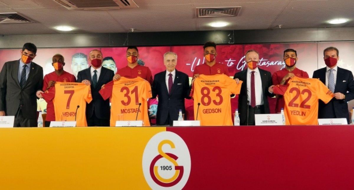 Galatasaray'da yeni transferlerin imza töreni