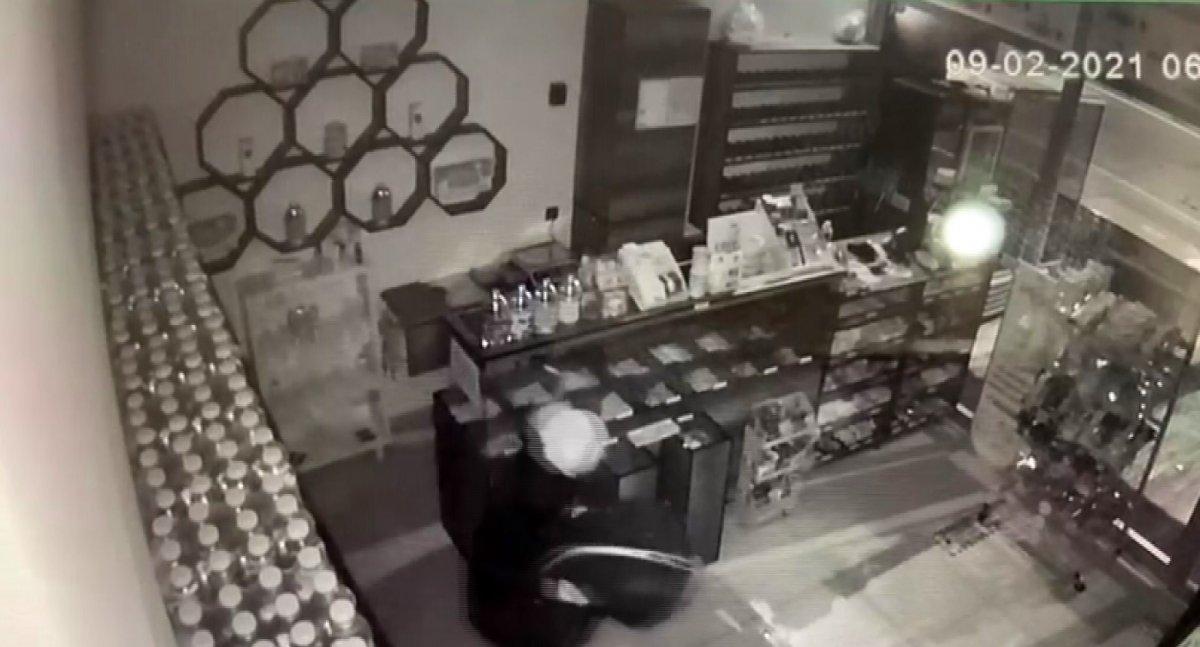 Kayseri'de kuru yemişçiye giren hırsız kamerada