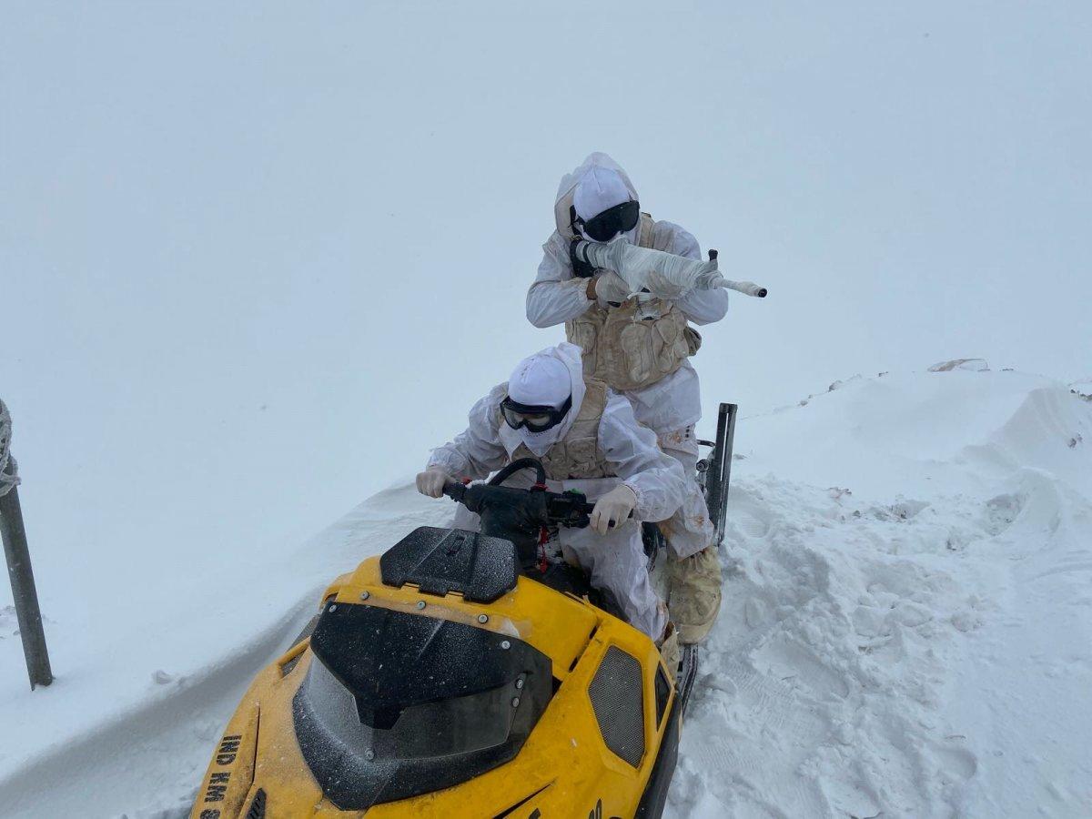 Mehmetçik, Çukurca'nın karlı zirvelerinde