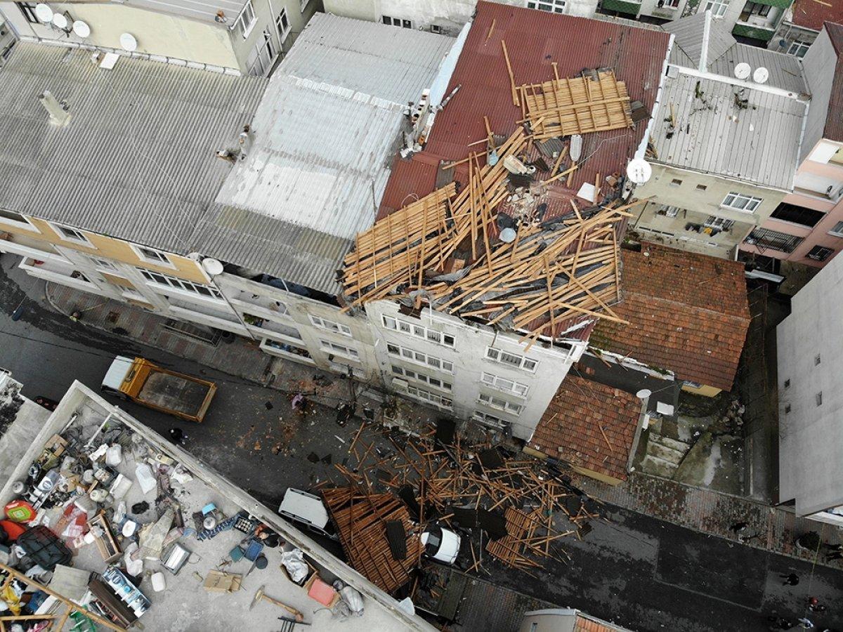 Esenler'de çatılar uçtu, eşyalar ortalıkta kaldı