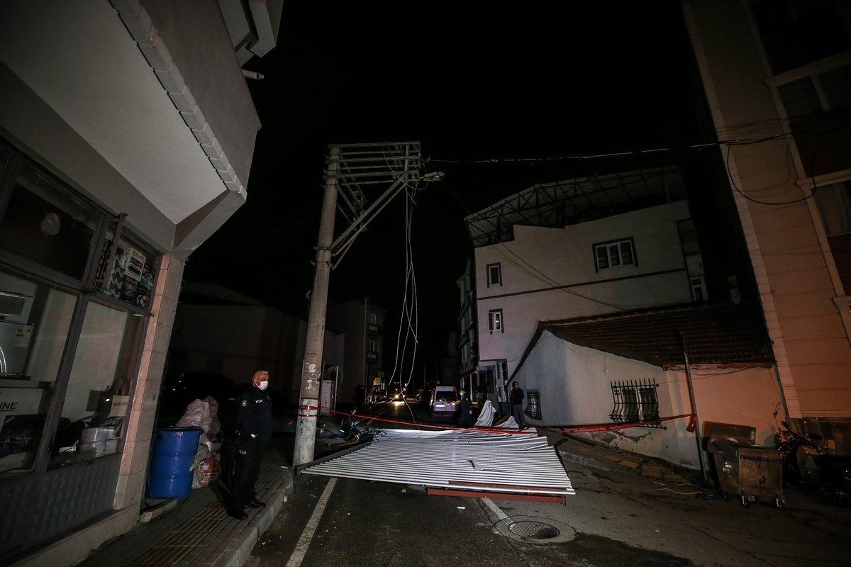 Bursa'da çay içen kişinin üstündeki çatı uçtu