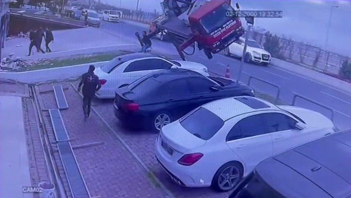 İstanbul’da binaya dış cephe temizliği yapan vinç devrildi