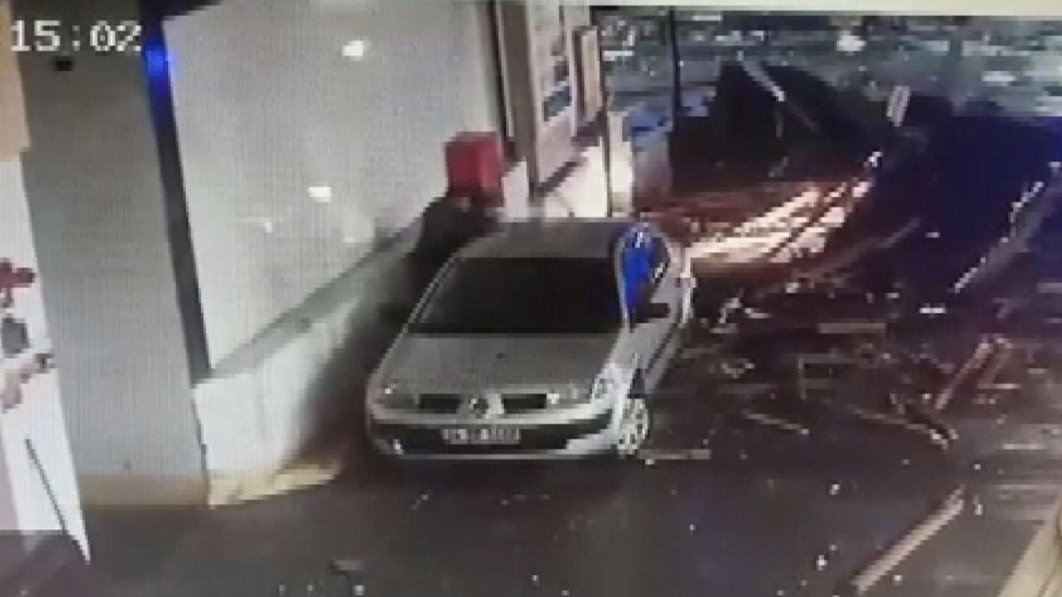 Sultangazi'de üzerine çatı düşen adam yaralandı