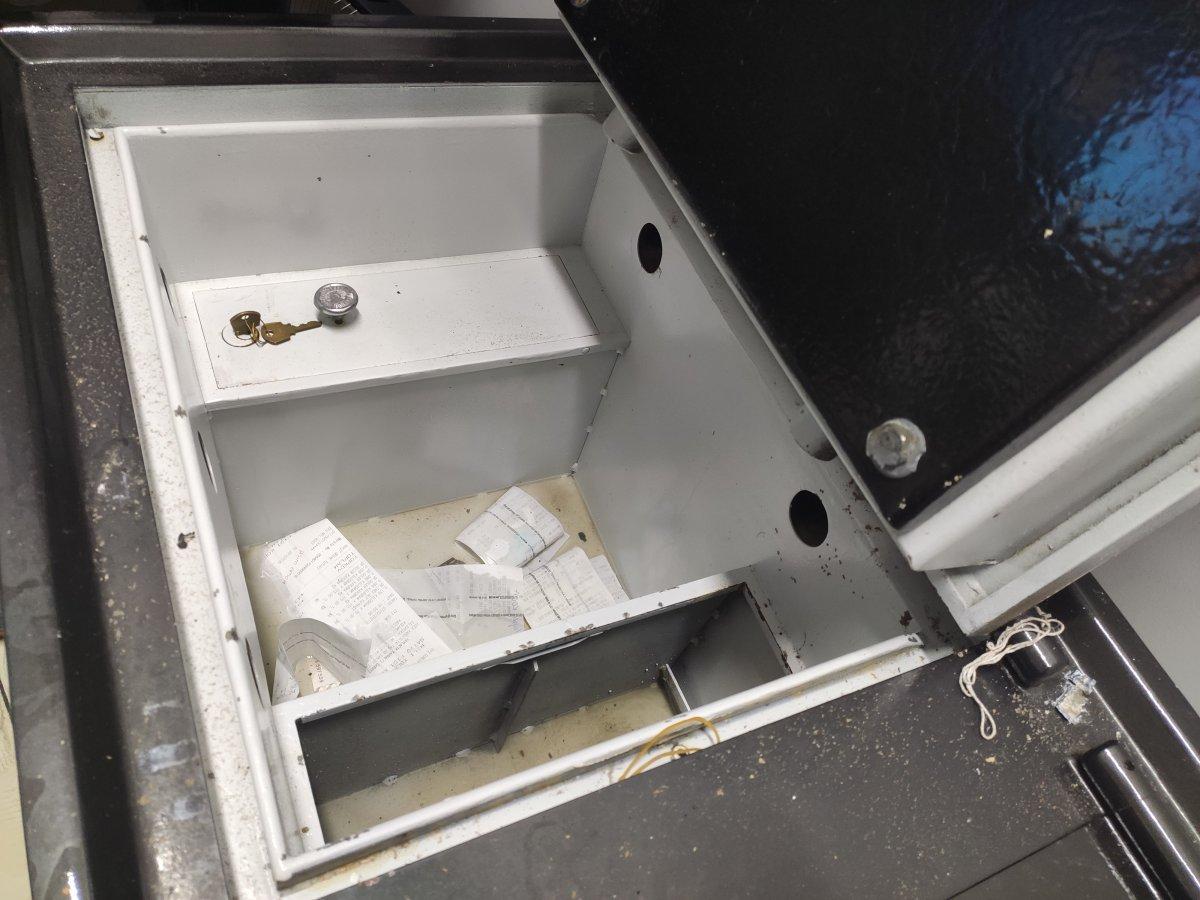 Fatih'te 1 milyon TL çaldıkları kasada, 5 TL bırakıp kayıplara karıştılar