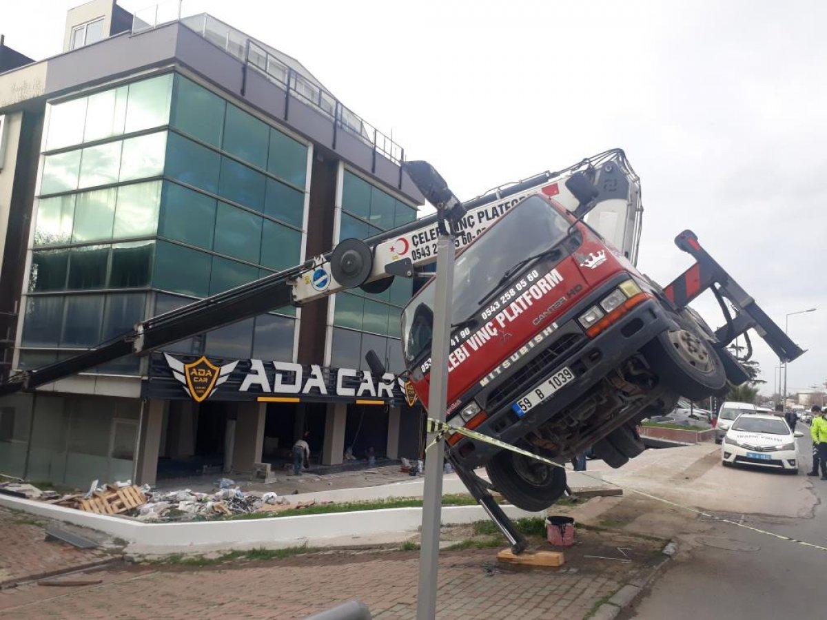 İstanbul’da binaya dış cephe temizliği yapan vinç devrildi